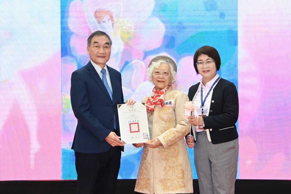 ▲副市長黃國榮代表市長盧秀燕出席開幕活動，對於藝術家們多年來投入藝術創作的熱情與堅持表示感佩，也期許藝術家們持續累積能量，讓女性的力量持續被看見。（記者張玉泰翻攝）